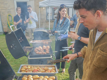 Mat - korv och pinnbröd över eld