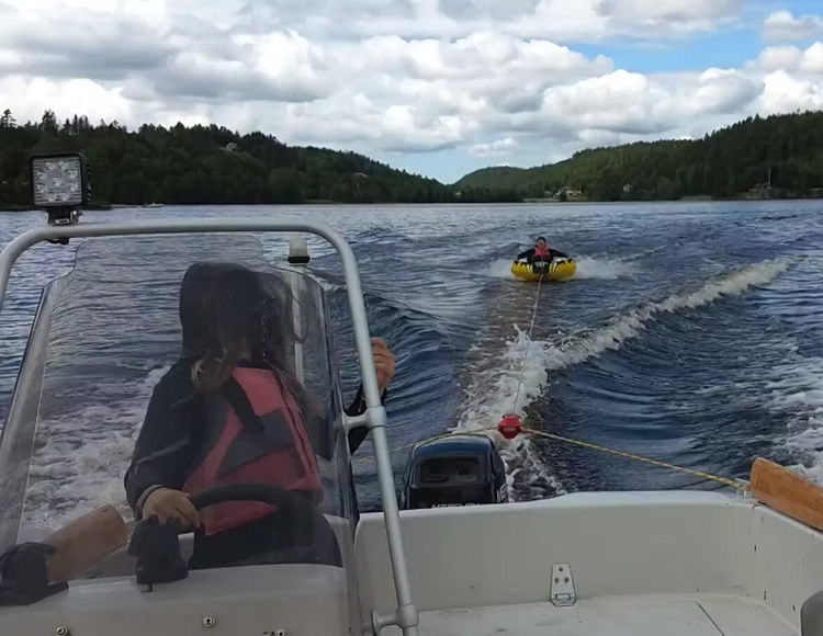 Vattenskidåkning eller ring efter 50HK båt på Västra Ingsjön