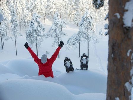 Snöskovandring i stilla vinterlandskap