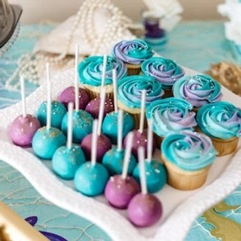 Et fat med fargerike kaker