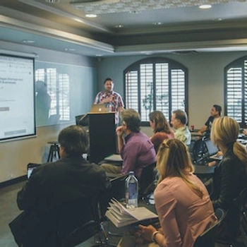 Stort lokale med tavle, stoler og bord