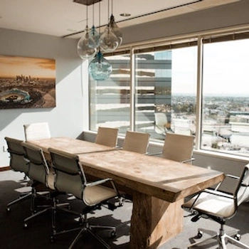 Møtelokale i lyse omgivelser