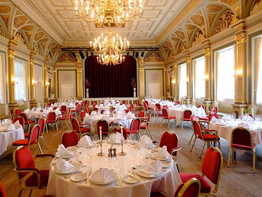 Bryllupslokale med bordopdækning i eksklusive rammer