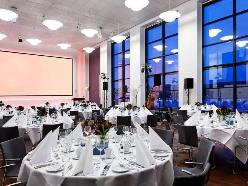 Festligt opdækket lokale