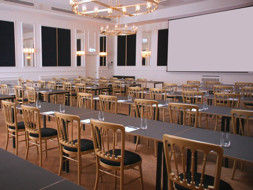 Kursuslokale med opstillede borde og stole