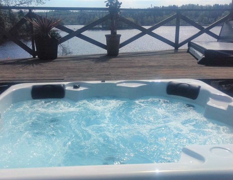 Bubbelbad med utsikt mot sjön