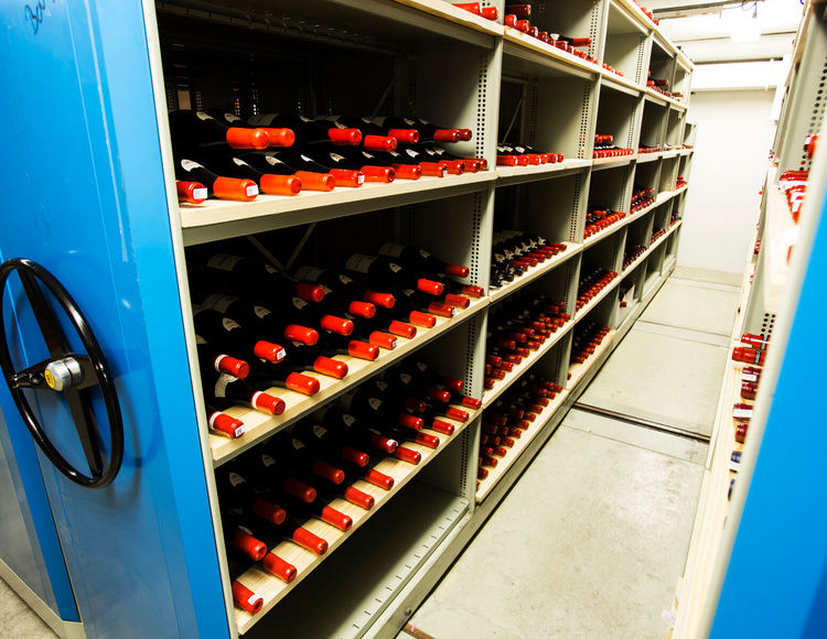 Vinarkivet är en världsunik vinsamling under ständig utveckling och förändring där över 6000 olika viner speglar vad som händer i dagens vinvärld med en god kännedom om historien.