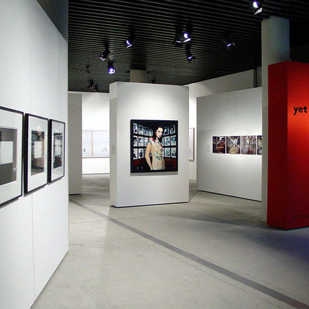 Besøg husets udstillinger