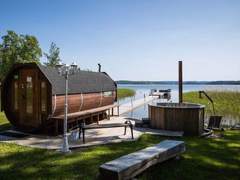 Vedeldad bastu och badtunna vid sjön