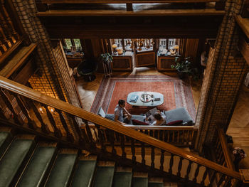 Fördrink med historieberättelse i vinkällaren