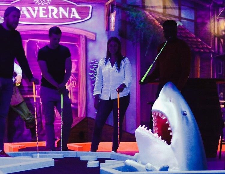 15 hål minigolf i glowljus.