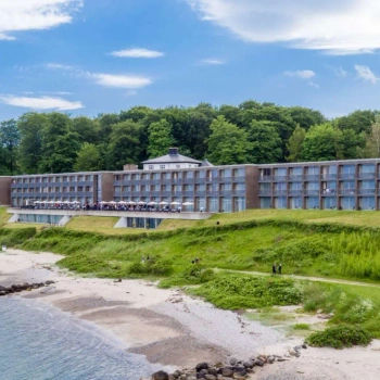 Høj hotelbygning med konference faciliteter