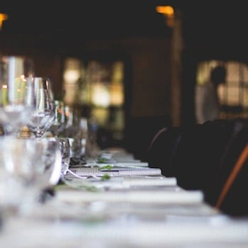 Bord med glas klar til konfirmandens gæster