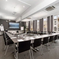 Stort rum med whiteboard, stolar och bord