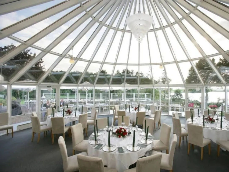 Opdækket lokale i idylliske rammer.